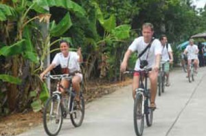 ปั่นจักรยานท่องเที่ยวเกาะพะงันได้ทั่วถึงและปลอดภัย