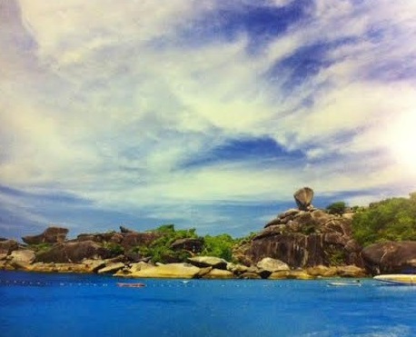 หินเรือใบ หาดแทรายและน้ำทะเลสีฟ้า เกาะแปดหมู่เกาะสิมิลัน