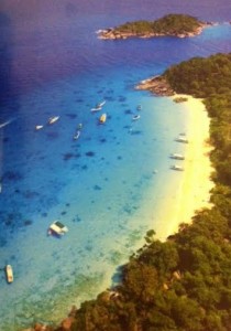 หาดทรายละเอียด และผืนน้ำสีฟ้าใส เกาะสี่ หมู่เกาะสิมิลัน