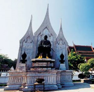 พระบรมราชานุสาวรีย์พระบาทสมเด็จพระนั่งเกล้าเจ้าอยู่หั