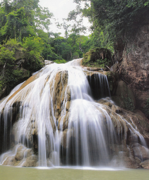 น้ำตกก้อหลวง อุทยานแห่งชาติแม่ปิง จังหวัดลำพูน