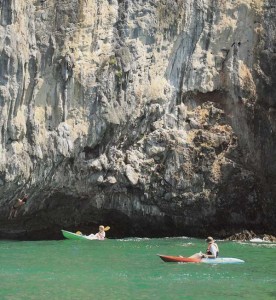 เกาะอ่าวไร่เลย์ พายคายัคชมหาดทราย และภูผาหินปูน กระบี่