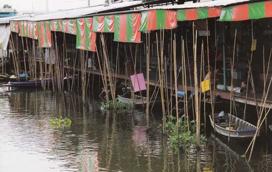 ตลาดน้ำวัดตะเคียน คลองบางคูเวียง นนทบุรี